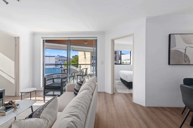 ブライト 2ベッド サリー ヒルズ アパートメント ウィズ バルコニー