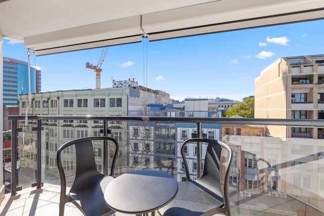 ブライト 2ベッド サリー ヒルズ アパートメント ウィズ バルコニー