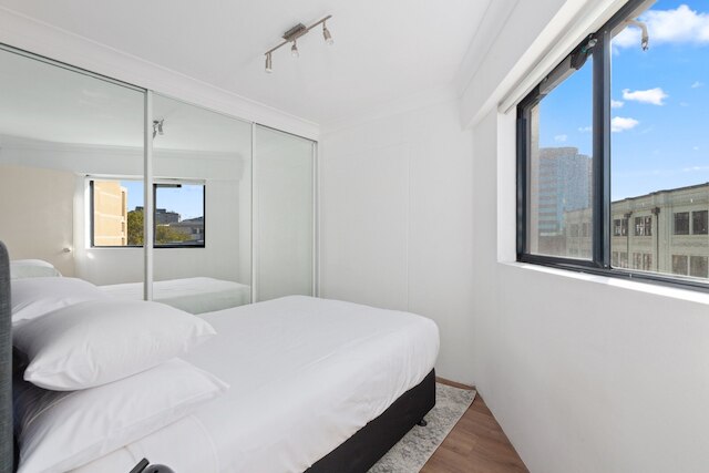 ブライト 2ベッド サリー ヒルズ アパートメント ウィズ バルコニー