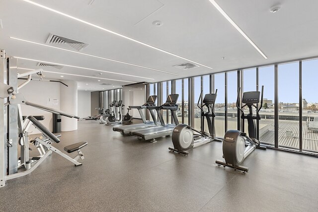 ゴージャス ハイライズ ユニット ウィズ スカイバー, プール アンド ジム