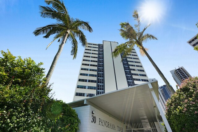 スタイリッシュ 2ベッド イン サーファーズ パラダイス ウィズ リバー ビューズ