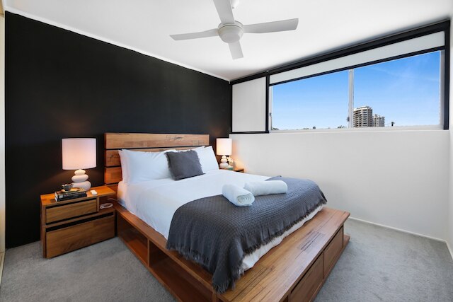 スタイリッシュ 2ベッド イン サーファーズ パラダイス ウィズ リバー ビューズ