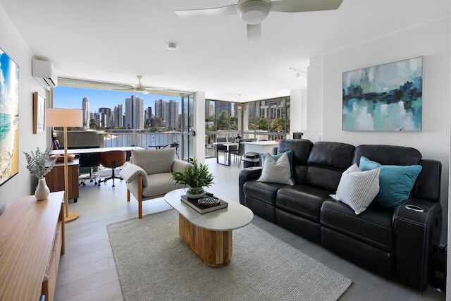 スタイリッシュ 2ベッド イン サーファーズ パラダイス ウィズ リバー ビューズ