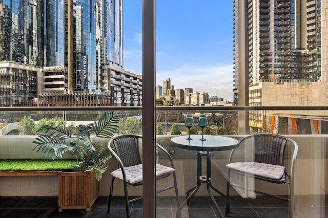 スタイリッシュ サウスバンク 2ベッド フラット ウィズ バルコニー