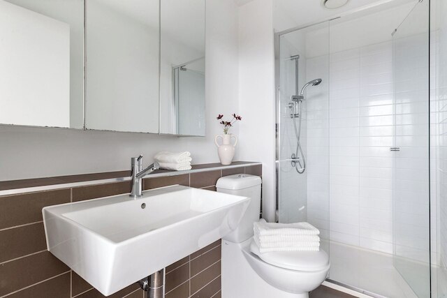 A 2BR Apt With Harbour Views and Free Parking