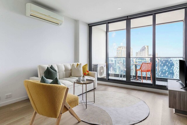 A 2BR Apt With Harbour Views and Free Parking