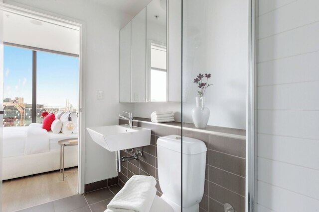 A 2BR Apt With Harbour Views and Free Parking