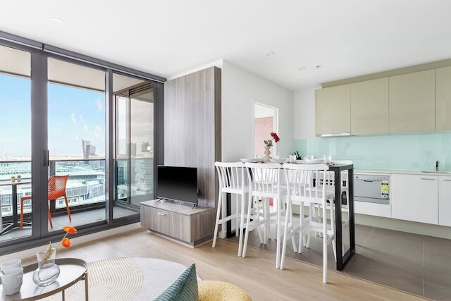 A 2BR Apt With Harbour Views and Free Parking