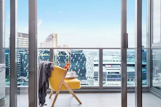 A 2BR Apt With Harbour Views and Free Parking