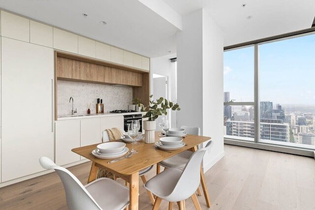 A Chic 2BR Apt With Panoramic Views, Free Parking