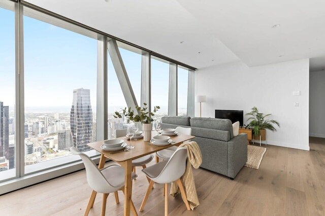 A Chic 2BR Apt With Panoramic Views, Free Parking