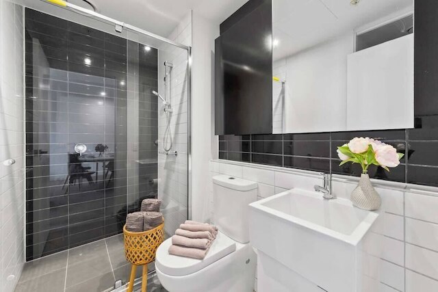 Cozy 2BR Apt Next to Victoria Market + City Views