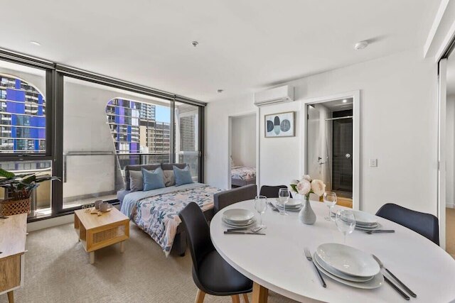 Cozy 2BR Apt Next to Victoria Market + City Views