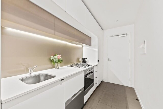 Cozy 2BR Apt Next to Victoria Market + City Views