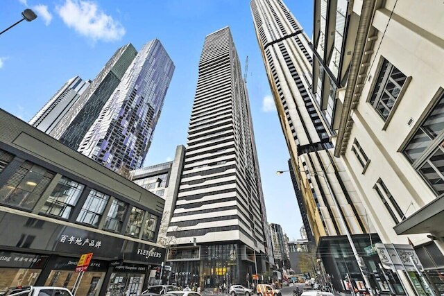 Cozy 2BR Apt Next to Victoria Market + City Views