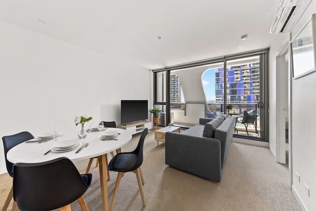 Cozy 2BR Apt Next to Victoria Market + City Views