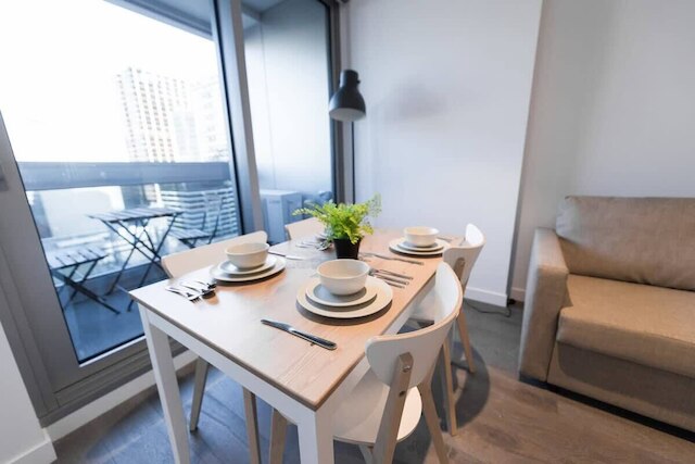 A Chic 2br, CBD Apartment Near Southern Cross