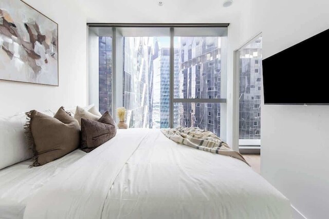 Chic 2BR Apt Opposite Southern Cross, City Views