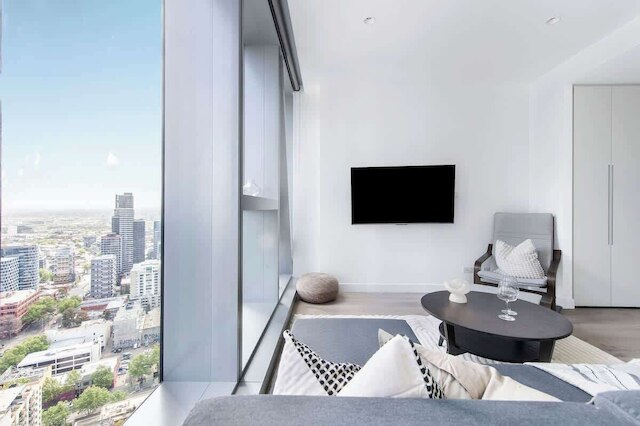 Chic 2BR Apt Opposite Southern Cross, City Views