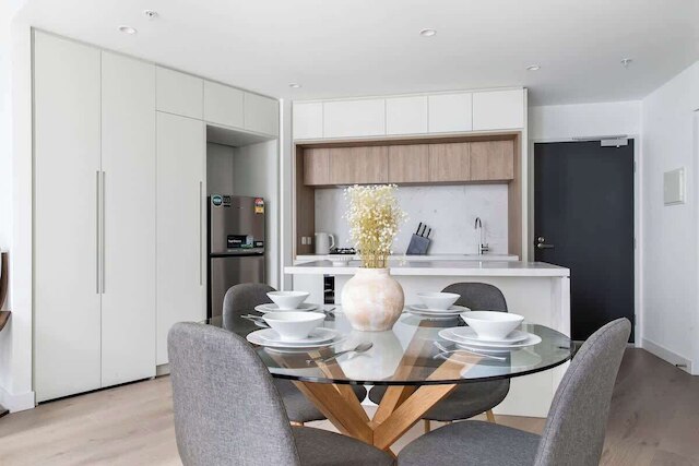 Chic 2BR Apt Opposite Southern Cross, City Views