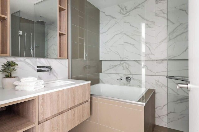 Chic 2BR Apt Opposite Southern Cross, City Views