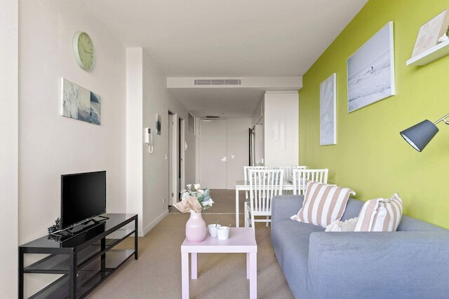 Cozy & Chic 2BR Apt Walk to Melbourne Central