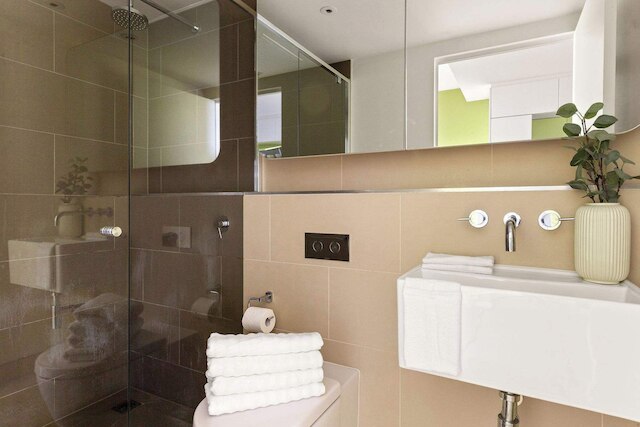 Cozy & Chic 2BR Apt Walk to Melbourne Central