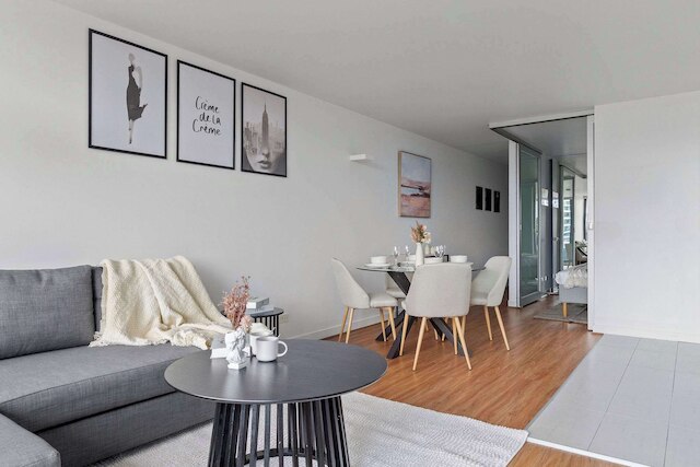 Chic Apartment by Southern Cross, Free Parking