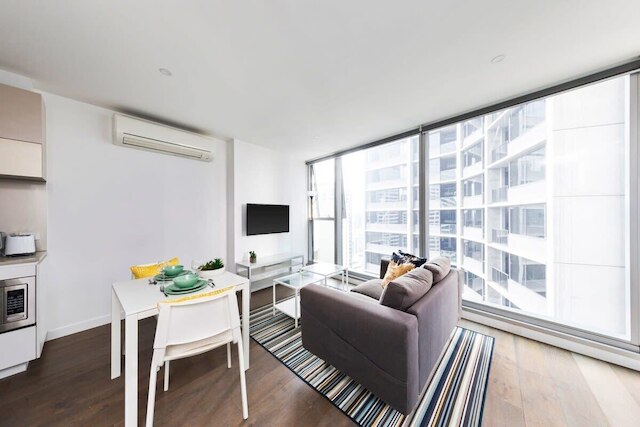 A Modern CBD Apt Right Next to Southern Cross