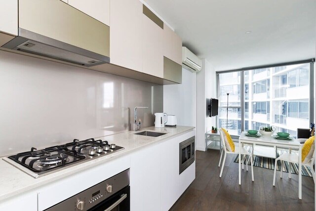 A Modern CBD Apt Right Next to Southern Cross