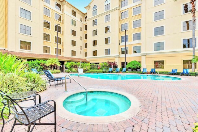 ピースフル 1 キング ベッドルーム アパートメント ウィズ ホットタブ & プール