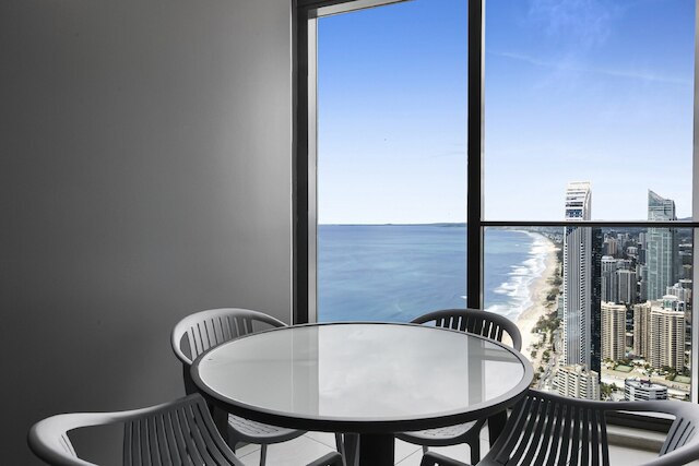 オーシャンフロント 2ベッド ウィズ スペクタキュラー ビュー プール & ジム