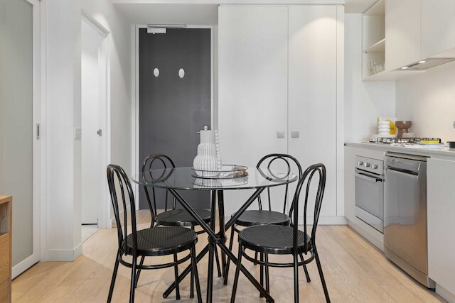 チャーミング 1ベッド アパートメント ウィズ ア バルコニー