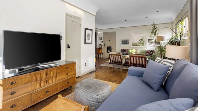 スパニッシュ リバイバル チャーム イン シルバーレイク ウィズ パティオ, BBQ & ウォーカブル ロケーション マルトマン マナー バイ アヴァンステイ