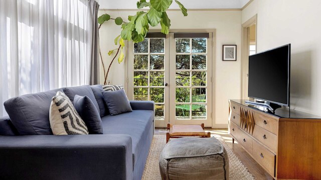 スパニッシュ リバイバル チャーム イン シルバーレイク ウィズ パティオ, BBQ & ウォーカブル ロケーション マルトマン マナー バイ アヴァンステイ