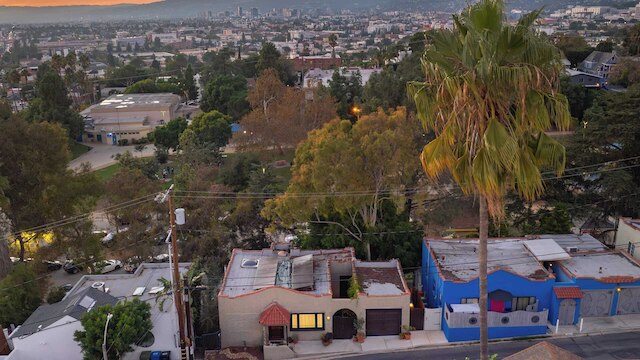 スパニッシュ リバイバル チャーム イン シルバーレイク ウィズ パティオ, BBQ & ウォーカブル ロケーション マルトマン マナー バイ アヴァンステイ