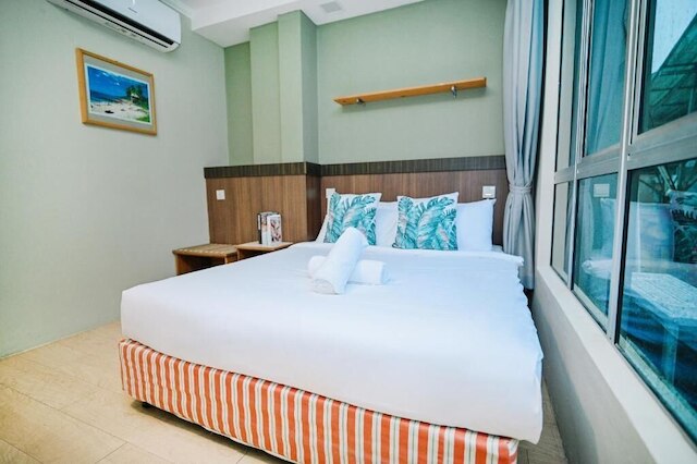 Swing & Pillows at Chinatown