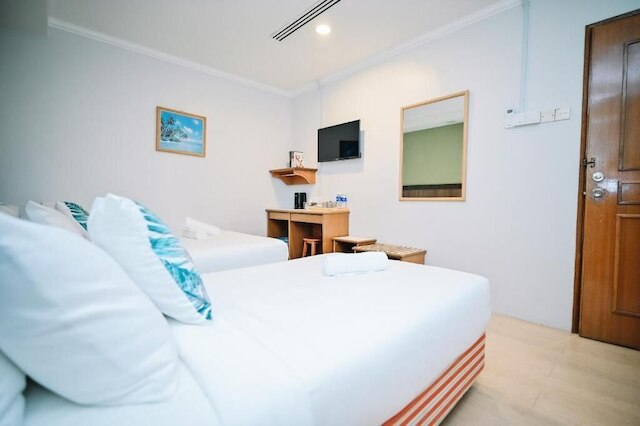 Swing & Pillows at Chinatown