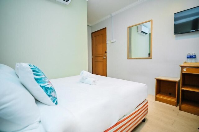 Swing & Pillows at Chinatown