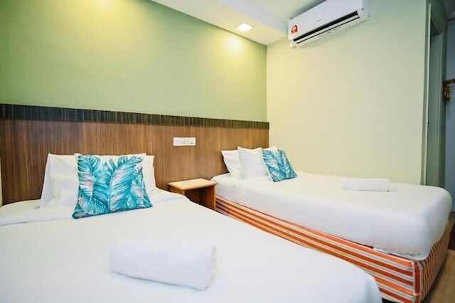 Swing & Pillows at Chinatown