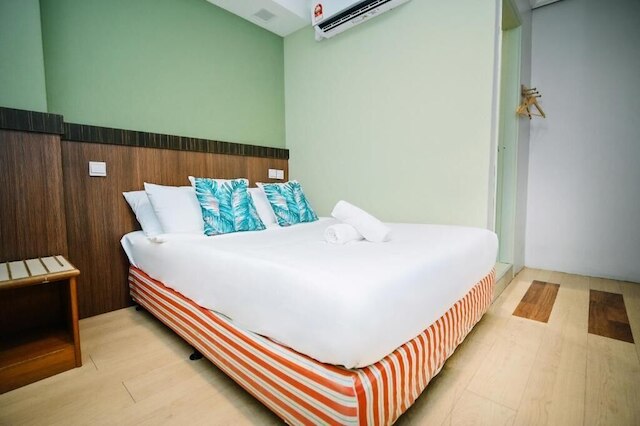 Swing & Pillows at Chinatown