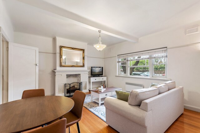 チャーミング 2ベッド アパートメント ウィズ ファイヤープレイス & パーキング