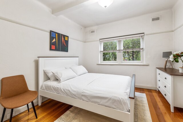 チャーミング 2ベッド アパートメント ウィズ ファイヤープレイス & パーキング