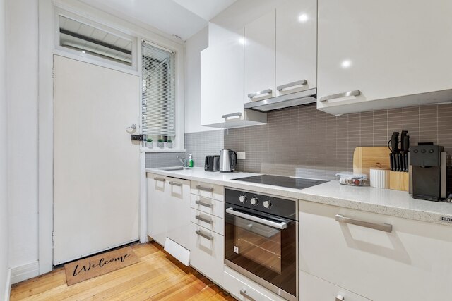 チャーミング 2ベッド アパートメント ウィズ ファイヤープレイス & パーキング