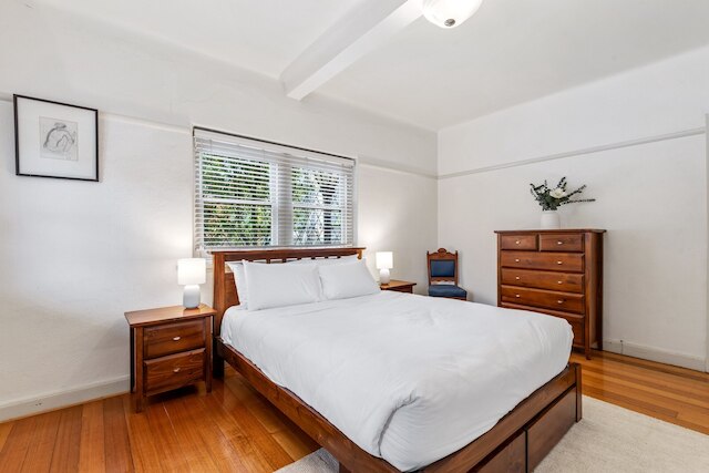 チャーミング 2ベッド アパートメント ウィズ ファイヤープレイス & パーキング