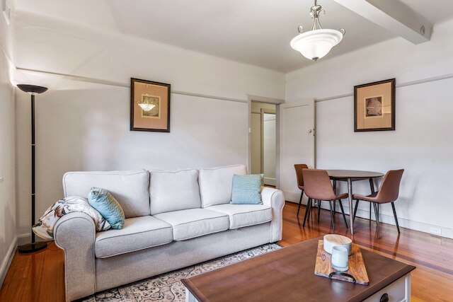 チャーミング 2ベッド アパートメント ウィズ ファイヤープレイス & パーキング