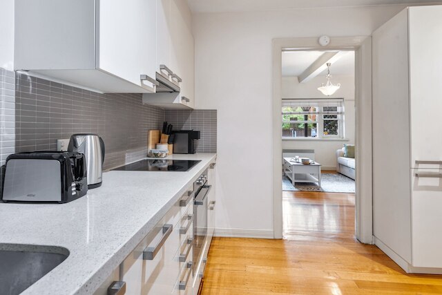 チャーミング 2ベッド アパートメント ウィズ ファイヤープレイス & パーキング