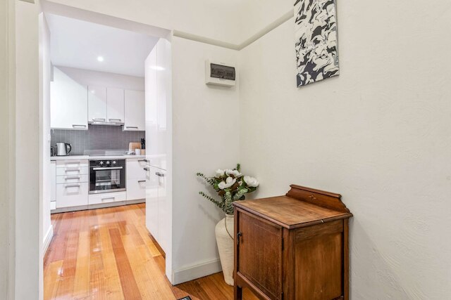 チャーミング 2ベッド アパートメント ウィズ ファイヤープレイス & パーキング