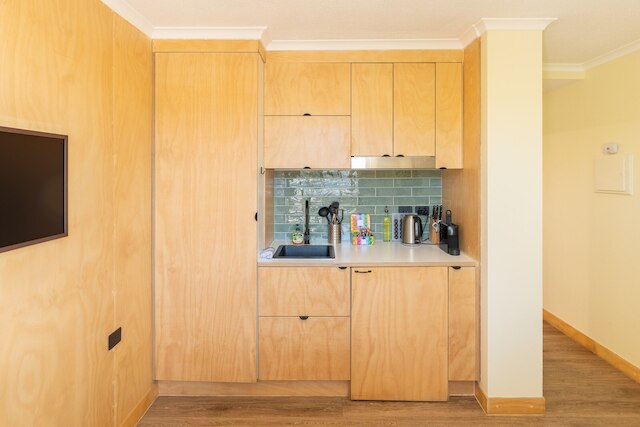 クワーキー CBD 1ベッド ウィズ プール、サウナ アンド バルコニー