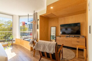 クワーキー CBD 1ベッド ウィズ プール、サウナ アンド バルコニー